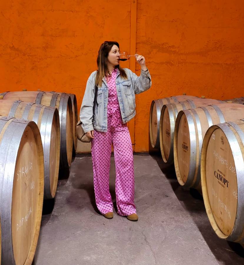 Ana Gómez catando vino