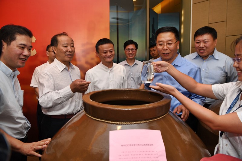 Jack Ma Yun, tercero a la izquierda, presidente de Alibaba Group, y Yuan Renguo, segundo a la izquierda, presidentes de Kweichow Moutai Co. Ltd., asisten a la ceremonia de firma de la cooperación estratégica exclusiva entre el gigante chino del comercio electrónico y Kweichow Moutai Co. Ltd. en la que sellan el acuedo brindando con baijiu