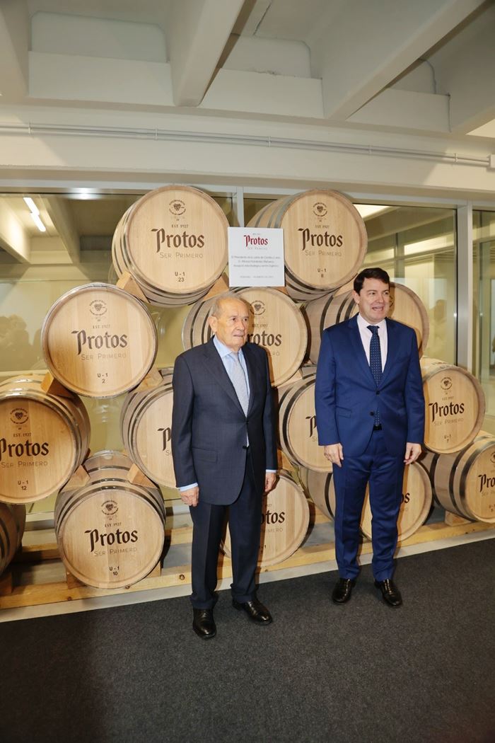 De izda a dcha Edmundo Bayón, presidente de Bodegas Protos y presidente de la Junta de Castilla y León, Alfonso Fernández Mañueco
