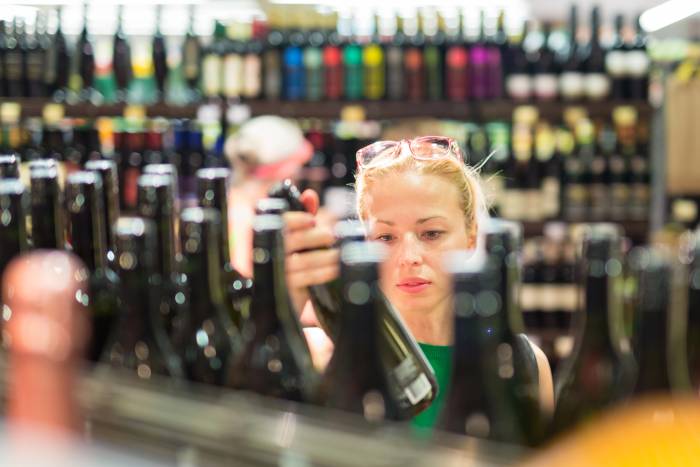 U.S. Alcohol Consumption Drops 5% in 2025 as Economic Pressures Shift Drinking Habits