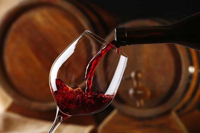 Israeli Scientists Engineer Glowing Bacteria to Detect Wine Spoilage in Real Time