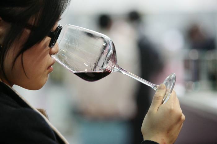 China Slashes Wine Imports by 14.6% in Value and 26.7% in Volume in 2025
