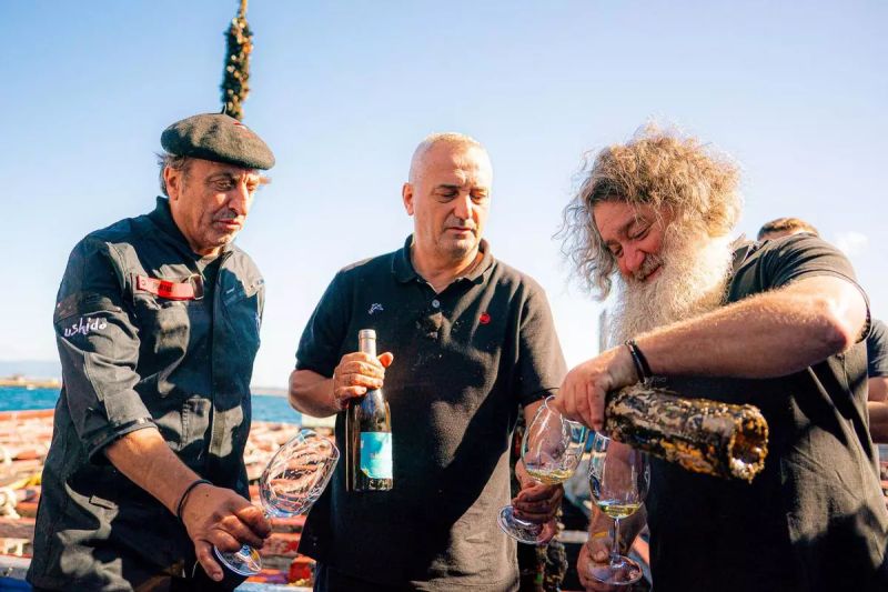 Raúl Pérez recupera del fondo del mar su albariño tras más de 15 años